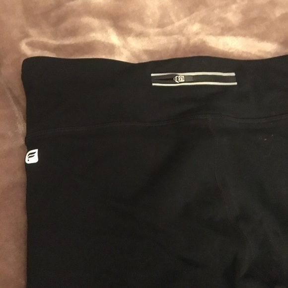 🔥Fabletics Capri - Picture 4 of 5